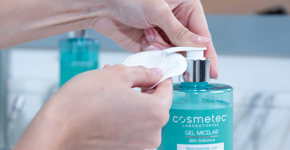 Aplicando gel micelar en almohadilla facial