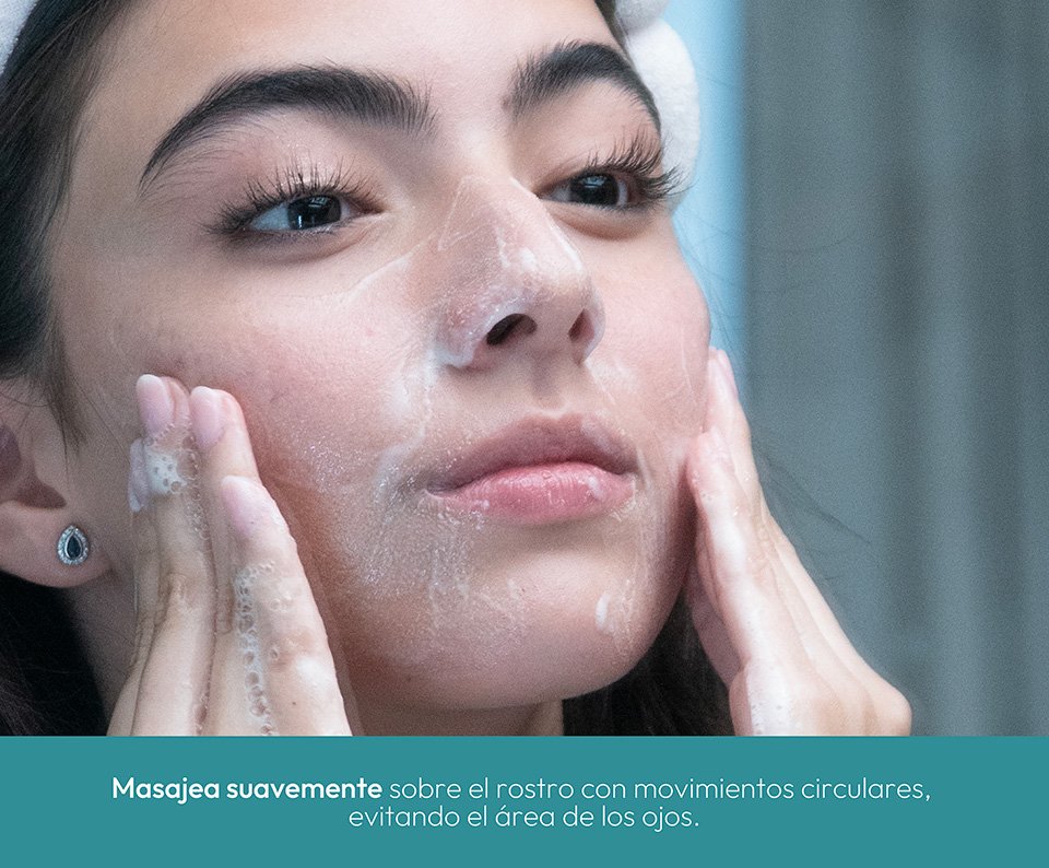 Masajea suavemente sobre el rostro