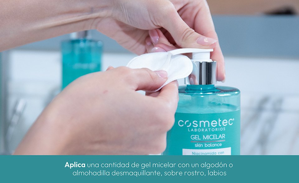 Aplica el gel micelar en la palma de tu mano o esponja